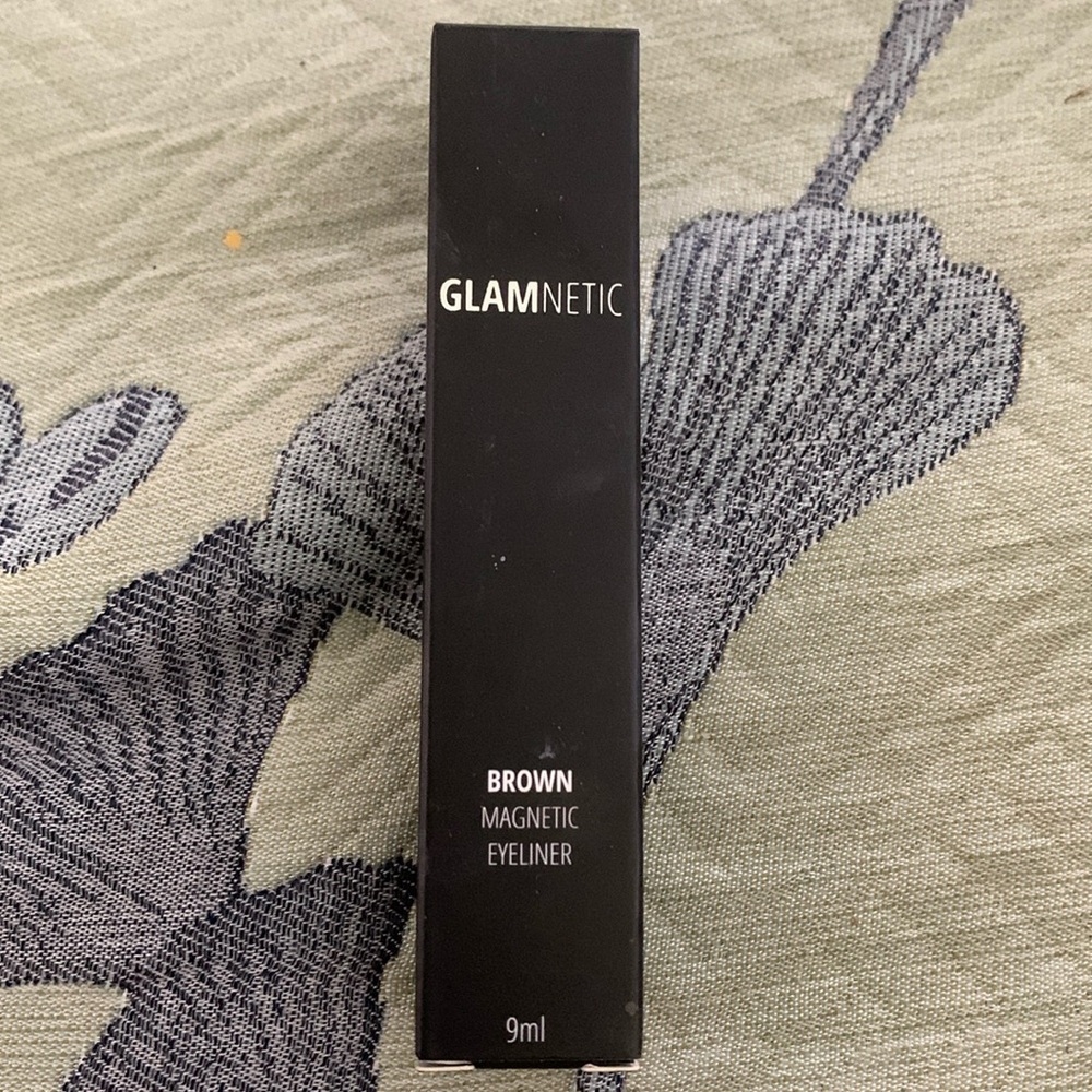 Glamnetic magnetic eyeliner for use with magnetic eyelashes